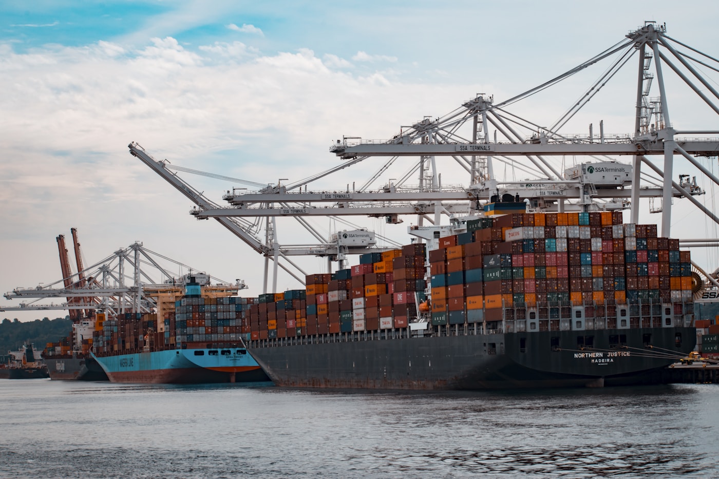 Container yard supporting commercial logistics